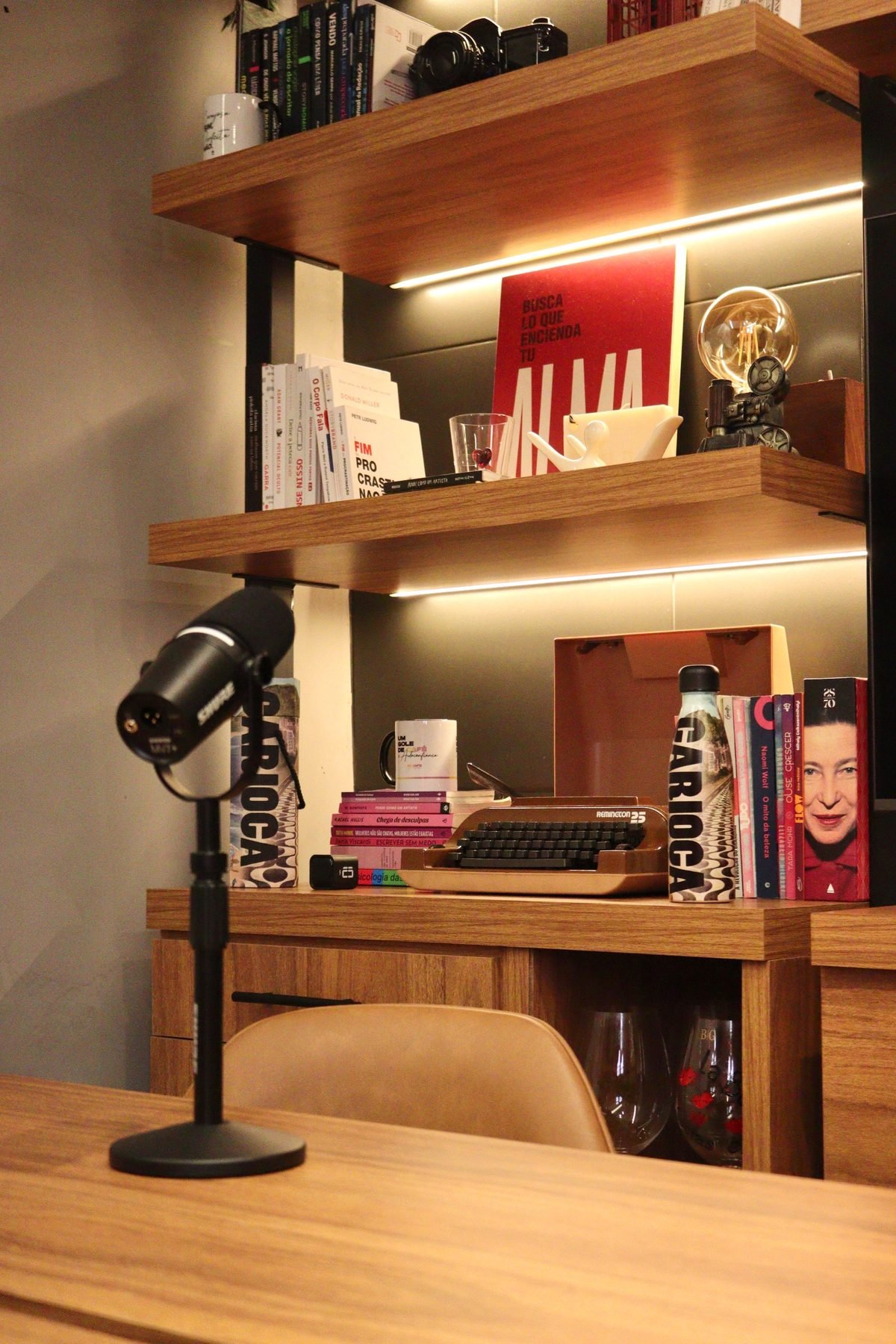 Mesa de gravação do Hub com microfone e estante